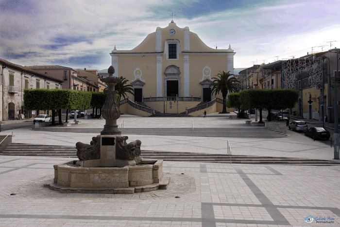 Piazza San Martino con la Collegiata e la Fontana dei Delfini